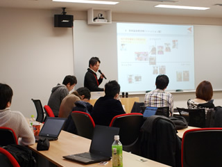 「消費者行動論」グループワークのプレゼンテーション風景 「消費者行動論」グループワークのプレゼンテーション風景